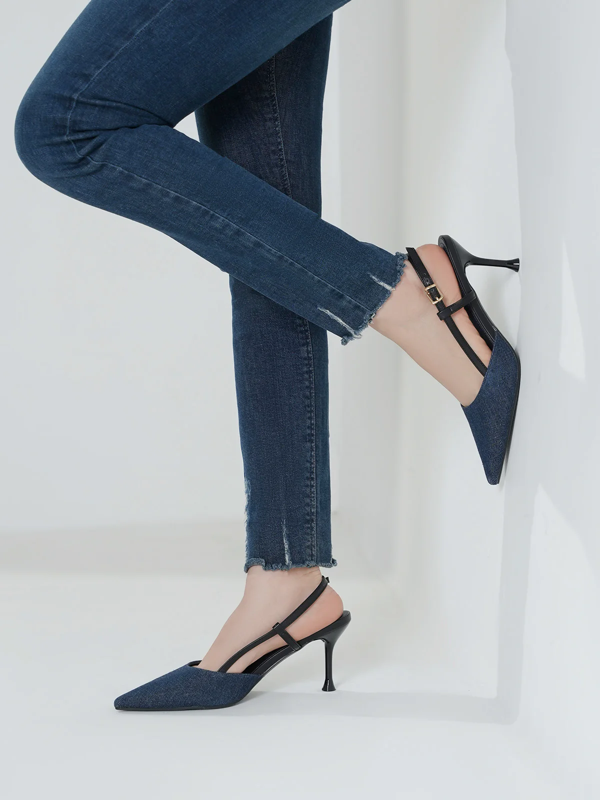 Women "CHERISH" Pointed Toe Design Sandals