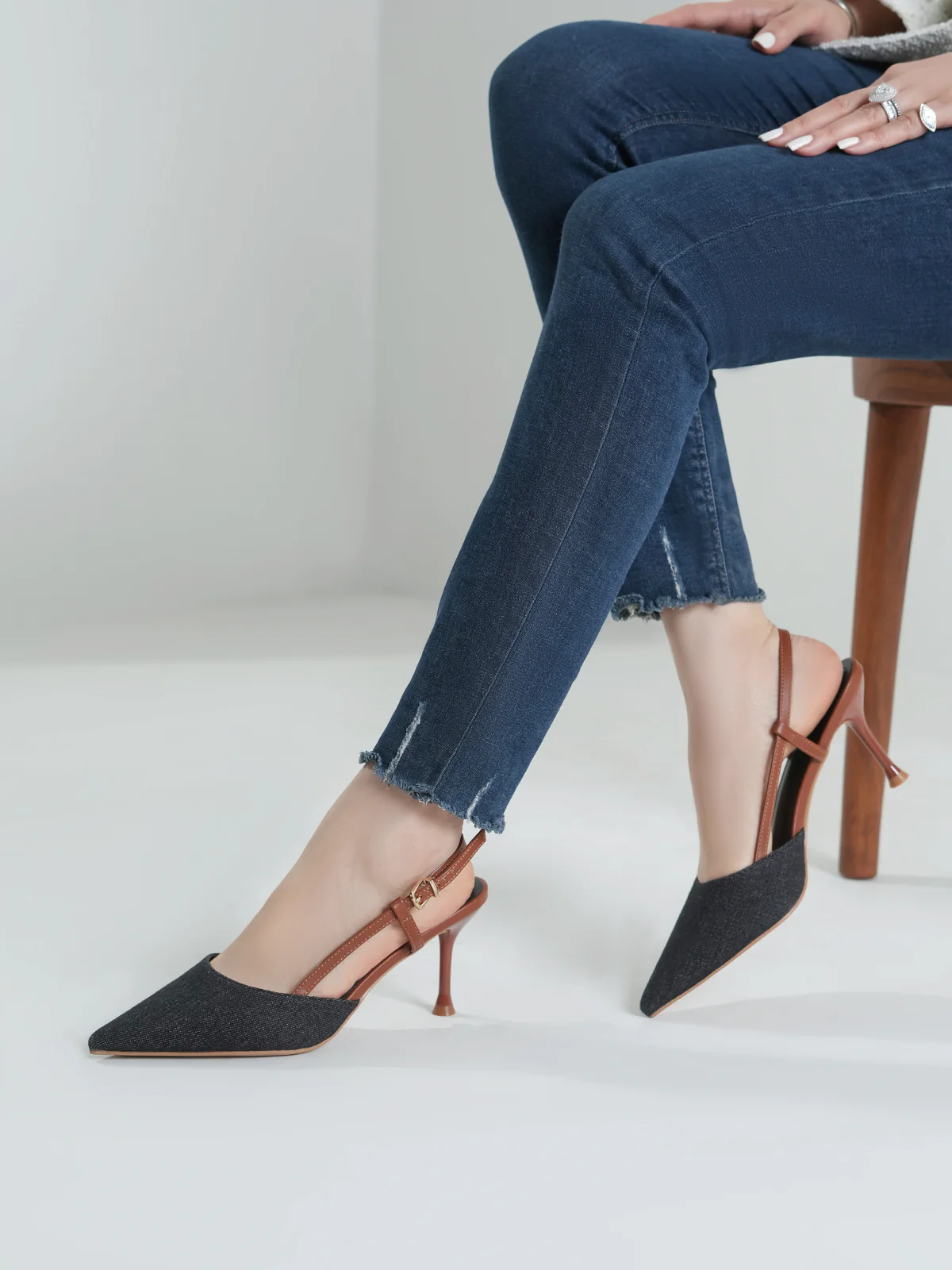 Women "CHERISH" Pointed Toe Design Sandals