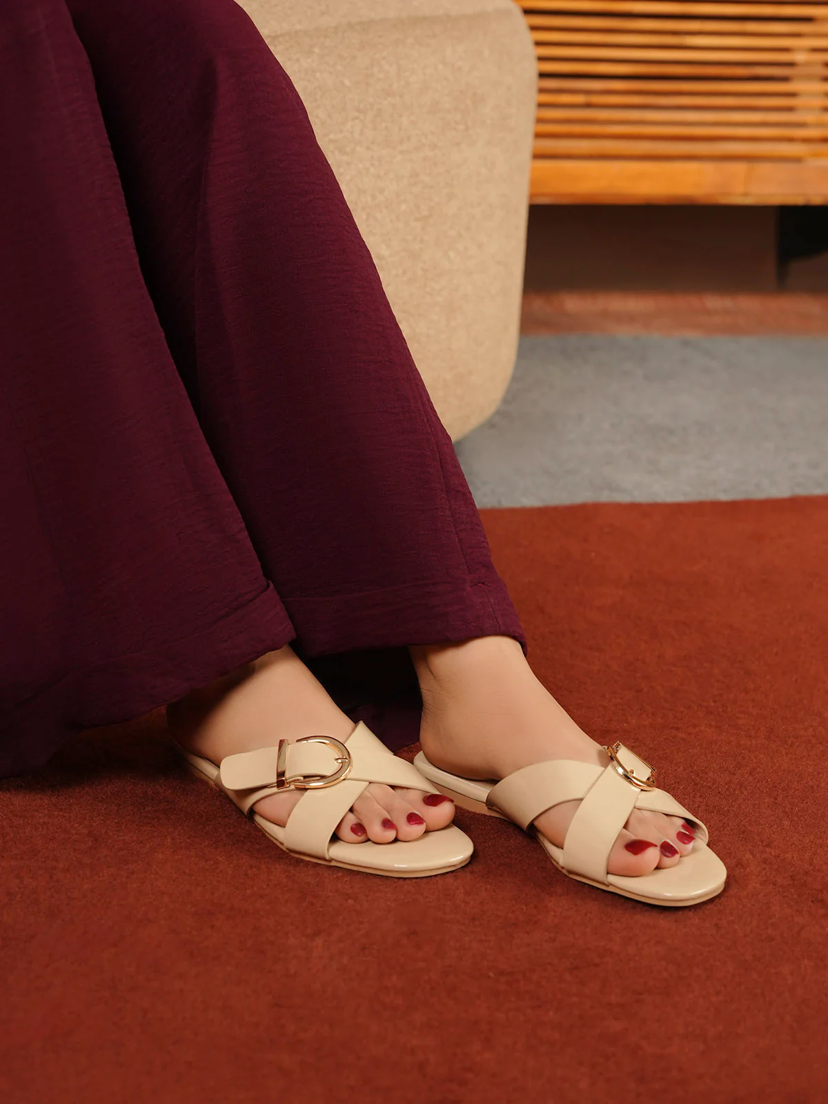 Women "JOHSN" Simple Stylish Slippers - Image 6