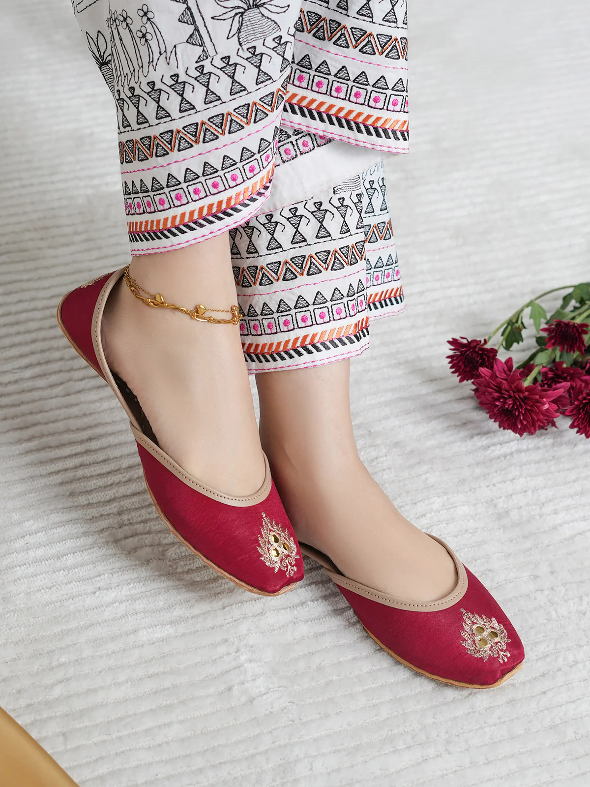 Women's "NAaVRAANI" Embroidered Khussa