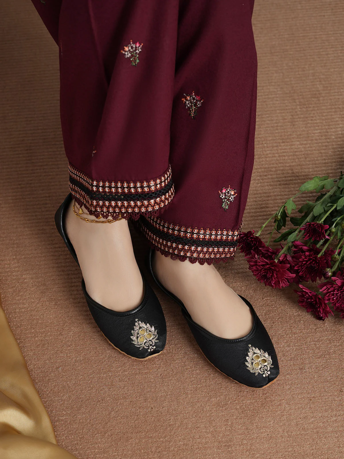 Women's "NAaVRAANI" Embroidered Khussa - Image 6
