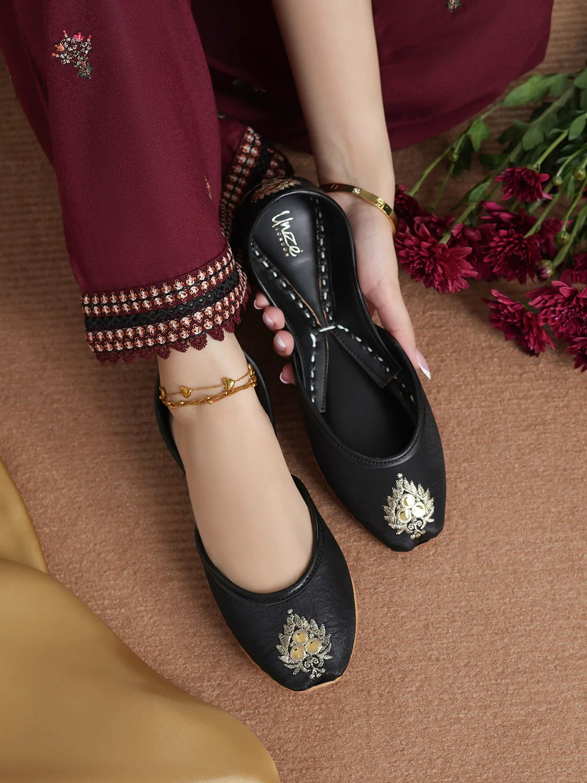 Women's "NAaVRAANI" Embroidered Khussa - Image 9
