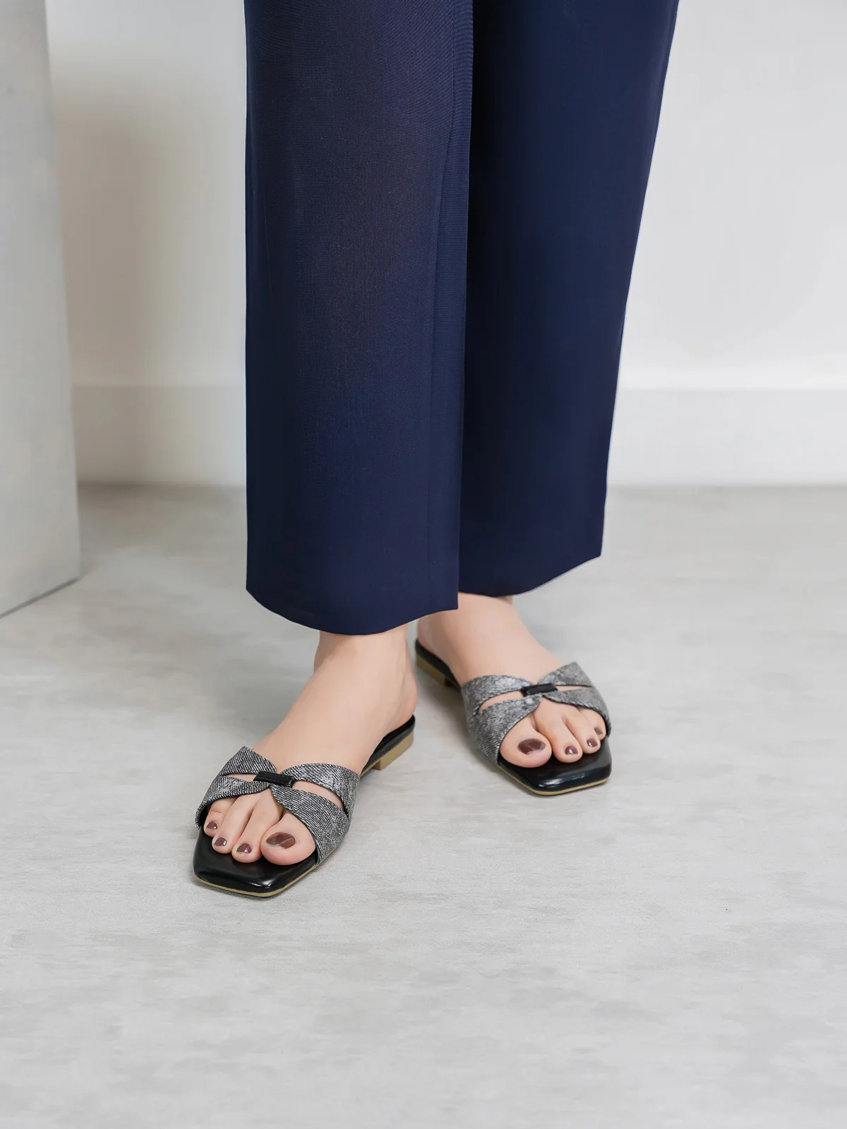 Womens "URBANM" Classic Flat Slippers - Image 3